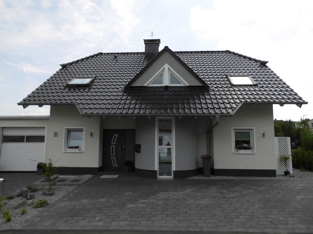 Vorderansicht eines weiß verputzten Hauses